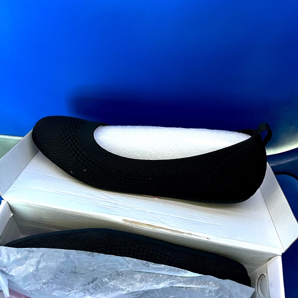 Black comfy flats NWT